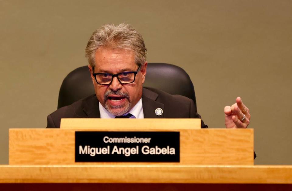 Miguel Ángel Gabela durante una reunión especial de la comisión sobre el presupuesto de la ciudad en el Ayuntamiento de Miami, el lunes 11 de diciembre de 2023.