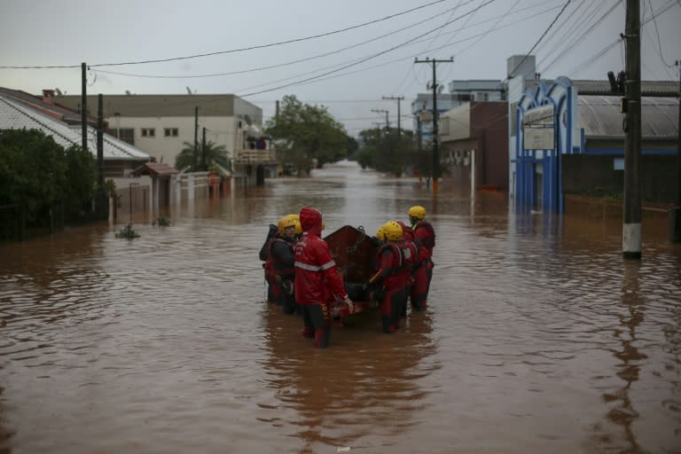 Un equipo de bomberos labora en las calles inundadas de Sao Sebastiao do Cai, en Brasil, el 2 de mayo de 2024. (Anselmo Cunha)