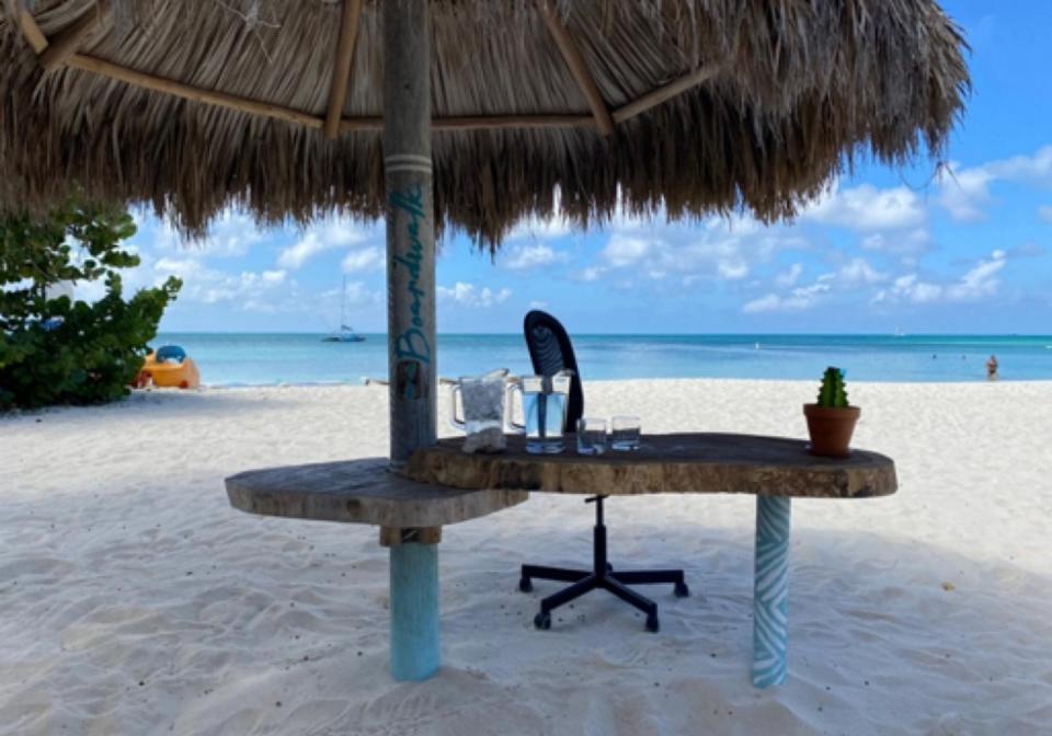 La tarifa más económica para alojarse en el Boardwalk Boutique Hotel de Aruba cuesta 250 dólares la noche (algo más de 200 euros) para estadías mínimas de 21 días con un máximo de tres meses. (Foto: <a href="http://www.boardwalkaruba.com/en/blog/creating-work-stations-amazing-views" rel="nofollow noopener" target="_blank" data-ylk="slk:Boardwalk Aruba;elm:context_link;itc:0;sec:content-canvas" class="link ">Boardwalk Aruba</a>).