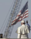 <p>Una misa al unísono hizo que la frontera entre Estados Unidos y México desapareciera por un momento, el Papa Francisco ofició una misa que se escuchó y vio en Ciudad Juárez y mediante pantallas en el estadio Sun Bowl de El Paso, "gracias por hacernos sentir una sola comunidad cristina". Sobre la migración destacó el papel de la Iglesia, "allá en la Isla Ellis, los migrantes era recibidos por dos señoras; la dama de la libertad y la Santa Iglesia. Aquí en la también reciben la frontera, también reciben a los migrantes la Santa Iglesia y la Virgen de Guadalupe, que los acoge siempre con su manto protector". </p>