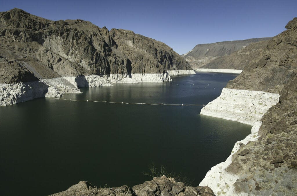 ]A white “bathtub ring” encircles Lake Mead as the water continues falling to historic low levels on September 24, 2004 near Boulder City, Nevada. (Photo by David McNew/Getty Images)