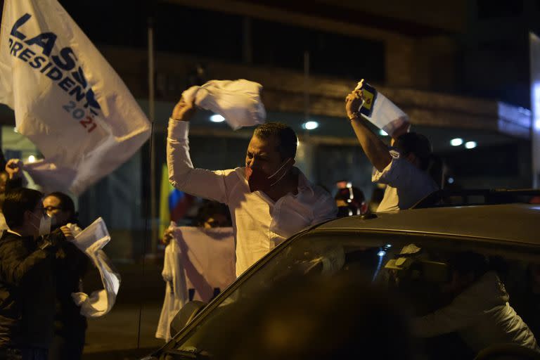 Simpatizantes del candidato presidencial ecuatoriano Guillermo Lasso celebran tras conocer los resultados preliminares de la segunda vuelta electoral en Quito el 11 de abril de 2021