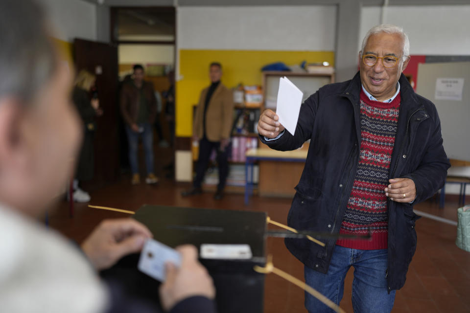 El primer ministro interino de Portugal, Antonio Costa, emite su voto en un colegio electoral en Lisboa, el domingo 10 de marzo de 2024, en las elecciones generales. (Foto AP/Armando Franca)