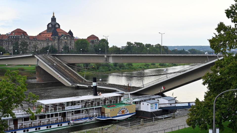 德國德勒斯登橫跨易北河的卡蘿拉公路大橋，9月11日凌晨突然垮掉一截，幸無人傷亡。路透社