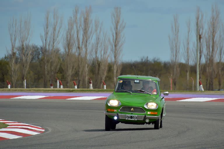 Siempre simpático, el Ami 8 llama la atención a su paso; y más con un color tan llamativo como el del coche de Sandro Escudero y Fernando Porcés, producido en 1980 y, por ende, de los más nuevos del parque del XIX GPAH.