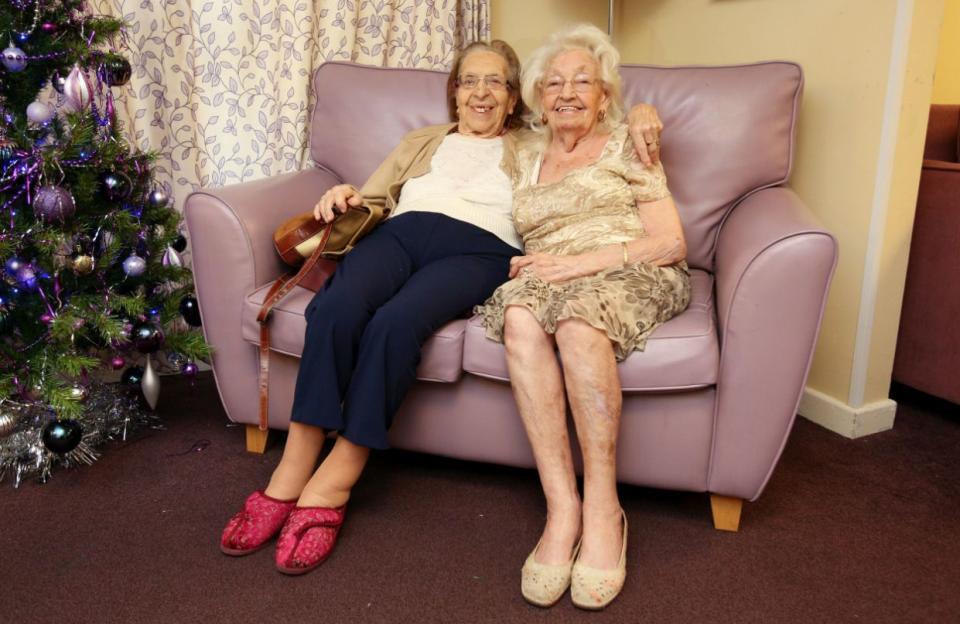 Olive Woodward, a la izquierda, y Kathleen Saville se conocieron en 1941 y han sido amigas desde entonces. [Foto: SWNS]