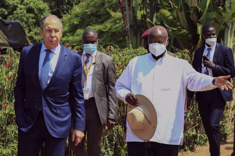 El canciller ruso Serguei Lavrov, izquierda, y el presidente de Uganda, Yoweri Kaguta Museveni, se dirigen a su reunión en Entebbe, Uganda, el martes 26 de julio de 2022.