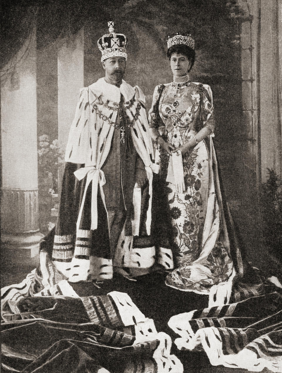 El rey Jorge V y la reina María de Teck con sus trajes de Estado tras la ceremonia de coronación en 1911. La conexión del rey Carlos III –bisnieto del rey Jorge V– con Vlad Tepes viene a través de la reina María de Teck. (Foto: Getty Images)