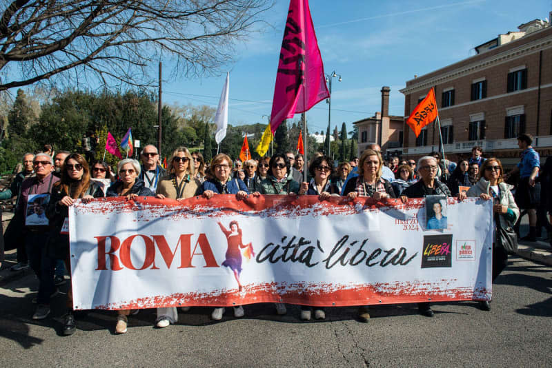 People take part in a rally honouring the people killed in Italy by the Mafia. Valentina Stefanelli/Zuma Press/dpa