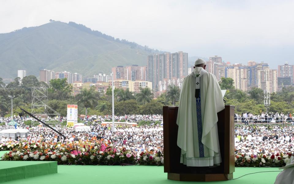 El papa Francisco celebra una misa al aire libre en Medellín, Colombia, el sábado 9 de septiembre de 2017. (L’Osservatore Romano/Pool Photo via AP)
