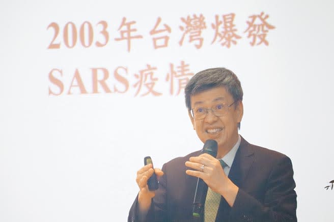 前副總統陳建仁5日應邀到台南一中，分享SARS、H1N1、新冠肺炎等抗疫經驗，同時也預估待疫苗普及後，新冠肺炎疫情將於明年趨緩。（李宜杰攝）