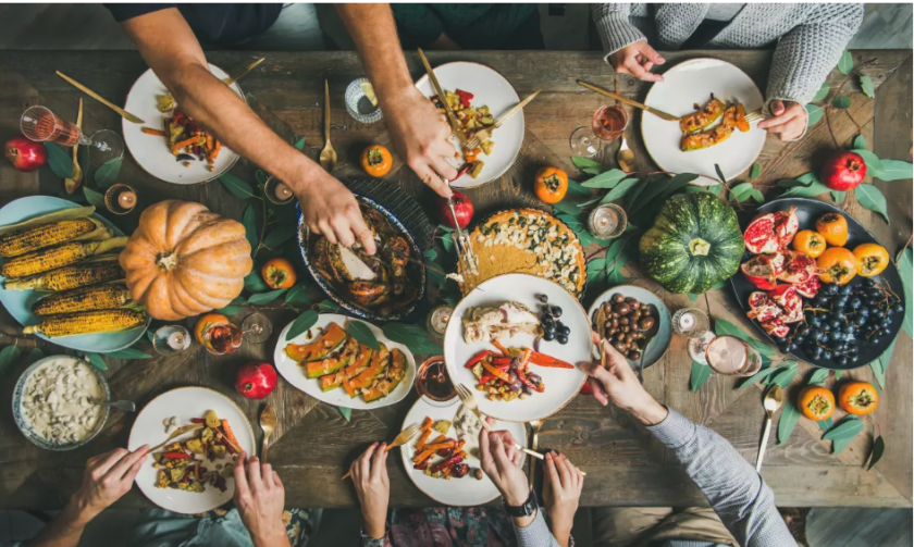 Festín de amigos en la mesa del Día de Acción de Gracias