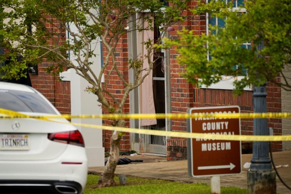 美國阿拉巴馬州戴德維爾市中心發生大規模槍擊事件，槍手在一場生日派對上行凶，造成 4 死 28 傷，多名受害者為青少年。   圖：翻攝自環球網