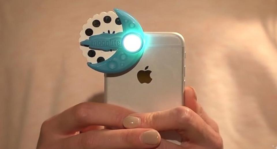 Crean un gadget que proyecta dibujos animados en la pared gracias al flash del teléfono móvil. Foto: YouTube.com