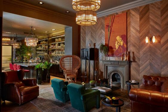 Relax with a drink in the opulent lounge area at Hotel Collect (Hotel Collect)