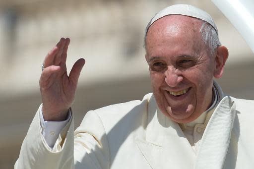 El papa Francisco saluda a los fieles durante su audiencia general en la plaza de San Pedro, en el Vaticano, el 16 de abril de 2014 (AFP | Vicenzo Pinto)