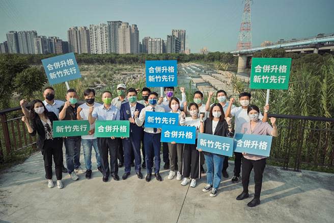新竹縣市多位年輕世代民意代表9日相約在頭前溪畔表達支持大新竹升格為「台灣第七都」的立場，並宣布發起「1周1鄉鎮」宣講活動。（陳育賢攝）