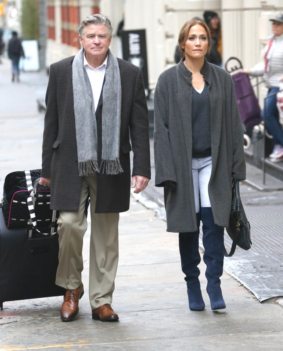 Jennifer Lopez y Treat Williams en el set de 