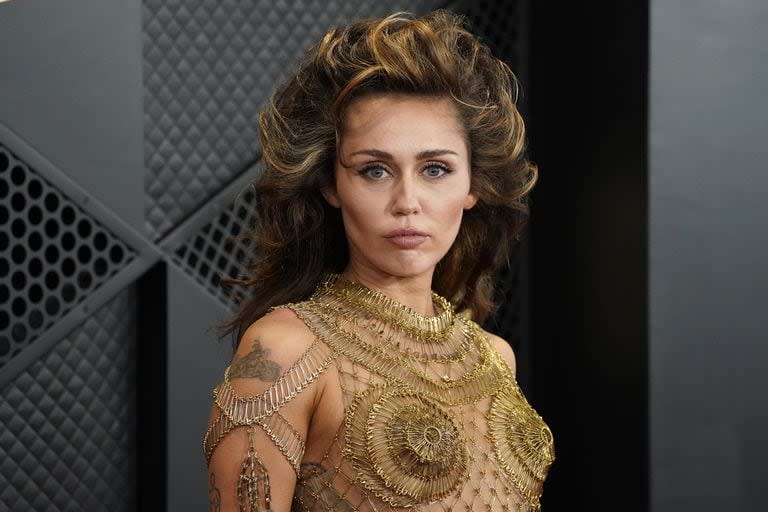 Con un look leonino, Miley Cyrus se lució en su paso por la alfombra roja