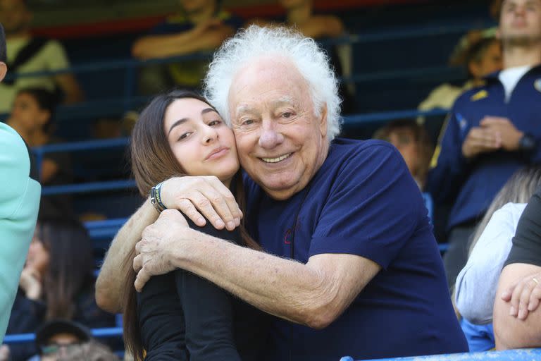 Guillermo Coppola, sonriente, ante los flashes de La Bombonera