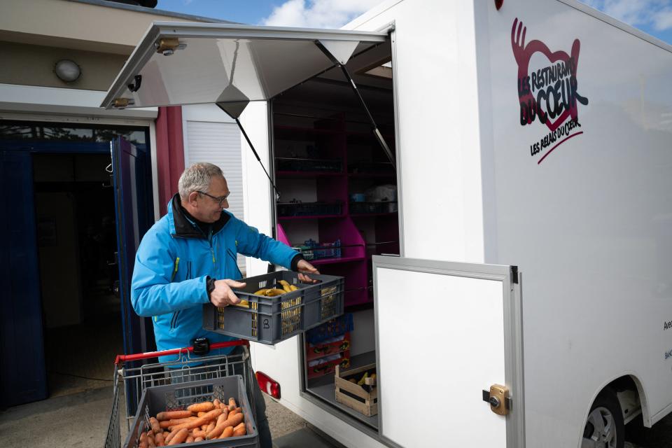 Douze camions des Restos du coeur ont été vandalisés vendredi 1 er septembre à Wattrelos, dans le Nord. Une enquête est en cours. 