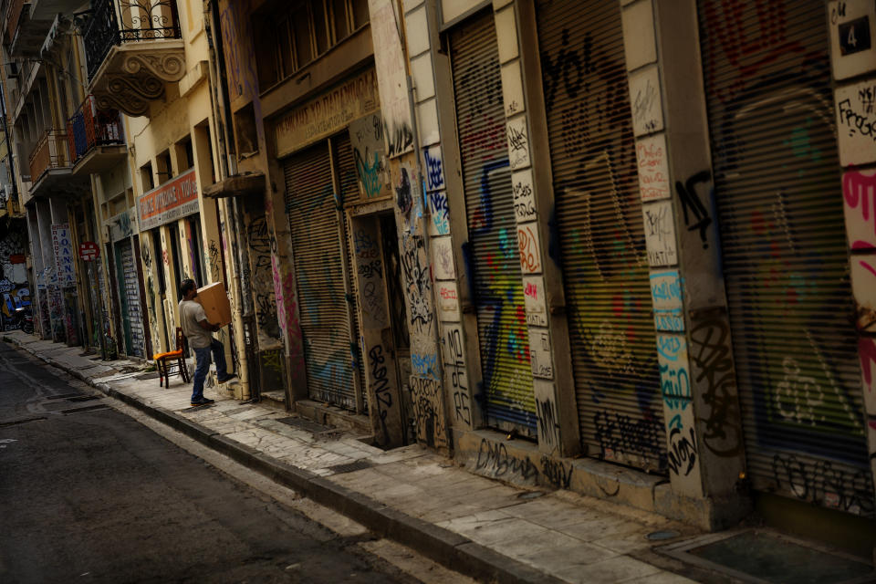 <p>A man carries a box into the only shop open of an Athens street, June 25, 2015. (Photo: Daniel Ochoa de Olza/AP) </p>