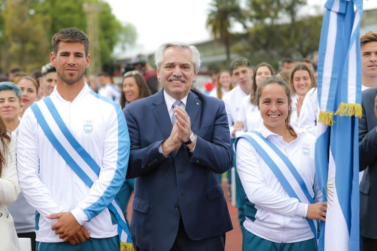 Alberto Fernández despidió y entregó la bandera argentina a la delegación que representará al país en los XII Juegos Suramericanos Asunción 2022; un presidente con fuerte impronta protocolar