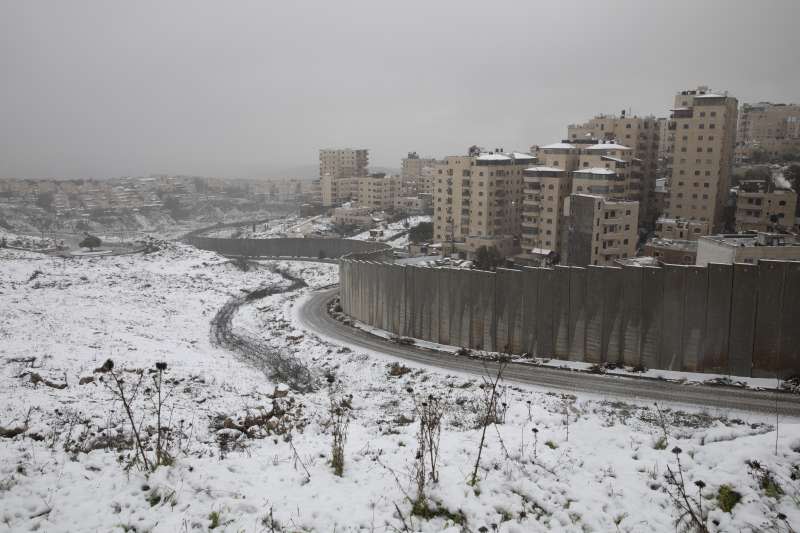 2021年2月，中東下起罕見大雪。圖為雪中的屯墾區隔離牆。（AP）