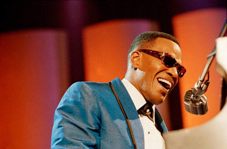 En Coral Gables Art Cinema se presenta 'Ray' (2004) del director Taylor Hackford con la actuación estelar de Jamie Foxx. Esta biopic retrata la vida y obra de uno de los grandes artistas norteamericanos del siglo XX: Ray Charles.