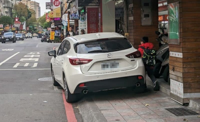 ▲台灣道路上亂象眾多，缺乏人行道、停車格等問題急需改善，有些駕駛貪圖方便，直接違停在人行道上。（示意圖／取自Cheap臉書）