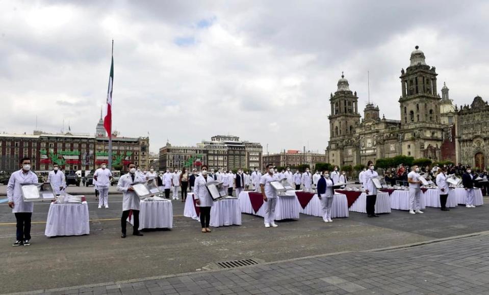 México condecora a médicos y enfermeras en aniversario de independencia