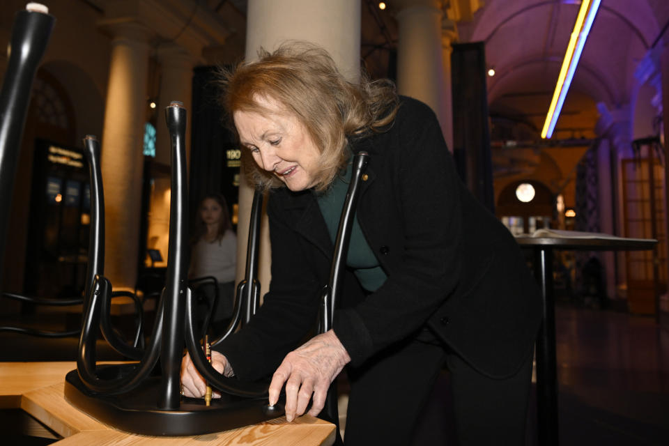 La escritora francesa Annie Ernaux, ganadora del Premio Nobel de Literatura 2022, firma una silla en el Museo del Premio Nobel en Estocolmo el 6 de diciembre de 2022. Ernaux y la mayoría de los galardonados con el Nobel recibirán el premio el sábado en una ceremonia en Estocolmo a la que asistirá la familia real sueca. (Jessica Gow /TT News Agency vía AP)