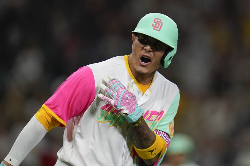 Manny Machado, de los Padres de San Diego, reacciona tras sacudir un jonrón de dos carreras en el quinto inning del juego de la MLB que enfrentó a su equipo con los Mellizos de Minnesota, el 29 de julio de 2022, en San Diego. (AP Foto/Gregory Bull)