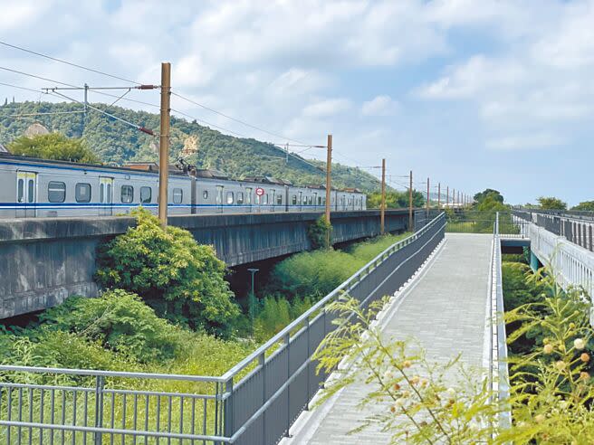 「舊大安溪橋」斷橋修復將進行可行性評估，可望打造為自行車橋梁，呈現騎鐵馬追火車的優美畫面。（陳淑娥攝）