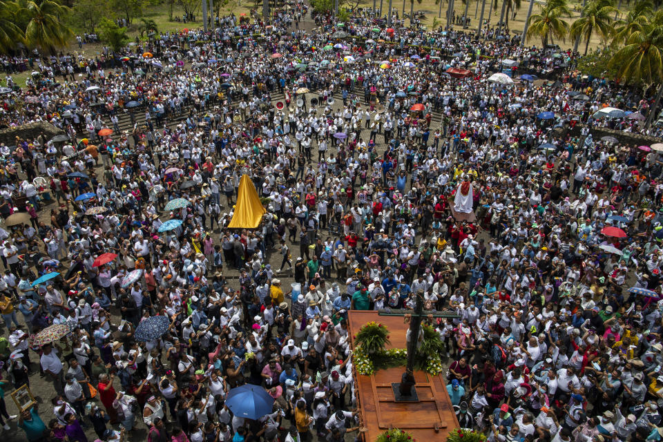 Fieles participan de la celebración del Viernes Santo en la Catedral Metropolitana de Managua, Nicaragua, el viernes 7 de abril de 2023. La Semana Santa conmemora la última semana de vida terrenal de Jesús, que culmina con su crucifixión en Viernes Santo y su resurrección el Domingo de Pascua. Los fieles católicos celebraron dentro de los templos o en sus patios la procesión de Vía Crucis tras la prohibición del gobierno de Daniel Ortega, a través de la policía, de hacer procesiones en la calle o masivas. (AP Foto/Inti Ocon)