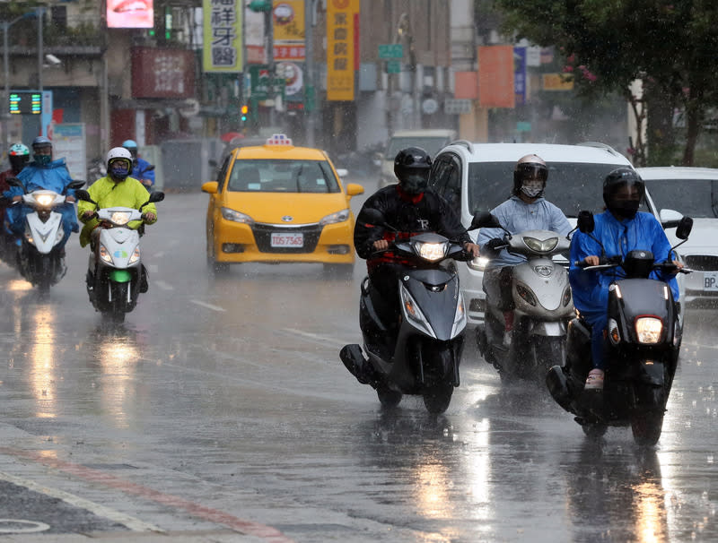 氣象專家彭啟明表示，明（15日）白天有陣雨，中北部可能有雷陣雨。（示意圖。圖片來源：中央社）