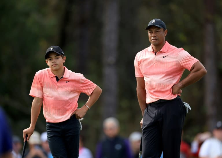 Tiger Woods, derecha, y su hijo adolescente Charlie, izquierda, competirán en el Campeonato PNC del próximo mes, un torneo de 36 hoyos para padres e hijos (DAVID CANNON)