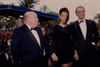 En mai 1992, Virginie Ledoyen foule le tapis rouge du Festival de Cannes pour la première fois de sa carrière, au côté du cinéaste Marcel Carné. La comédienne tourne alors le film <em>Mouche </em>avec le réalisateur, qui ne verra finalement jamais le jour. Invitée sur le plateau d’On n’est pas couché en 2007, Virginie Ledoyen raconte les coulisses tourmentées de cette montée des marches en découvrant les images. "<em>On m’avait très très mal habillée. Il faut savoir que je n’avais pas choisi mes habits quand même, je tiens à le préciser. C’est affreux. C’était très bizarre. J’avais l’impression d’être une poupée qu’on avait posée</em>", explique-t-elle à Laurent Ruquier. (Photo by Eric Robert/Sygma/Sygma via Getty Images)