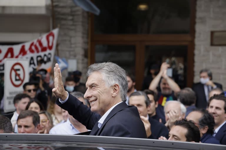 Macri saliendo de los tribunales de Dolores