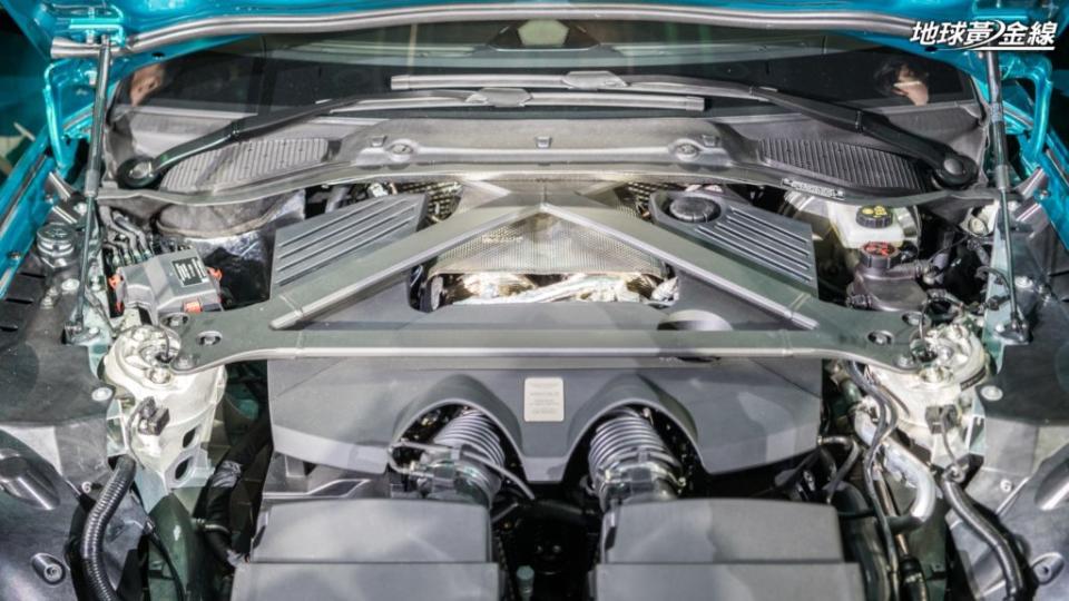新一代Vantage的雙渦輪V8引擎具備665匹／81.6公斤米更強動力，同樣配有引擎室拉桿強化剛性。(攝影/ 劉家岳)