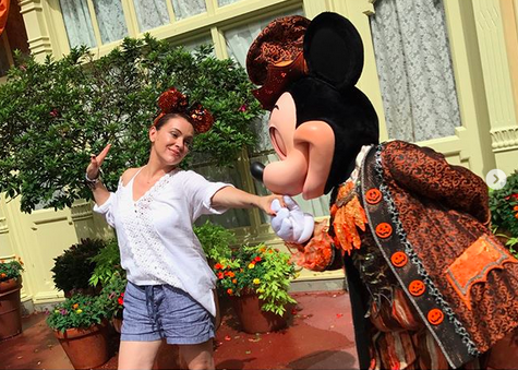 <p>Look away, Minnie! The actress shared a dance with the one and only Mickey Mouse at Disneyland, sharing that she had a “magical day” at the park. (Photo: <a rel="nofollow noopener" href="https://www.instagram.com/p/BYZi7JRhP-O/?taken-by=milano_alyssa" target="_blank" data-ylk="slk:Alyssa Milano via Instagram;elm:context_link;itc:0;sec:content-canvas" class="link ">Alyssa Milano via Instagram</a>) </p>