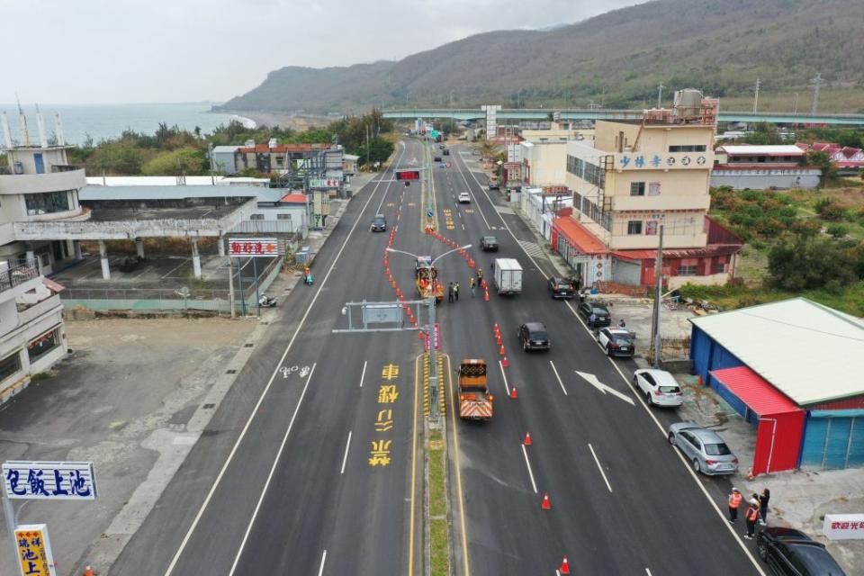 屏鵝公路是前往台東及墾丁旅遊要道，每次連假迎來龐大車流，導致道路容量不足、產生壅塞情形，為有效疏解車流，警局除啟動智慧交控系統監控車流、智慧調整號誌，編排各重要路口交通疏導崗實施號誌長綠措施；另調閱台1線南北向車流量評估後，啟用調撥車道。（記者蔣謙正翻攝）