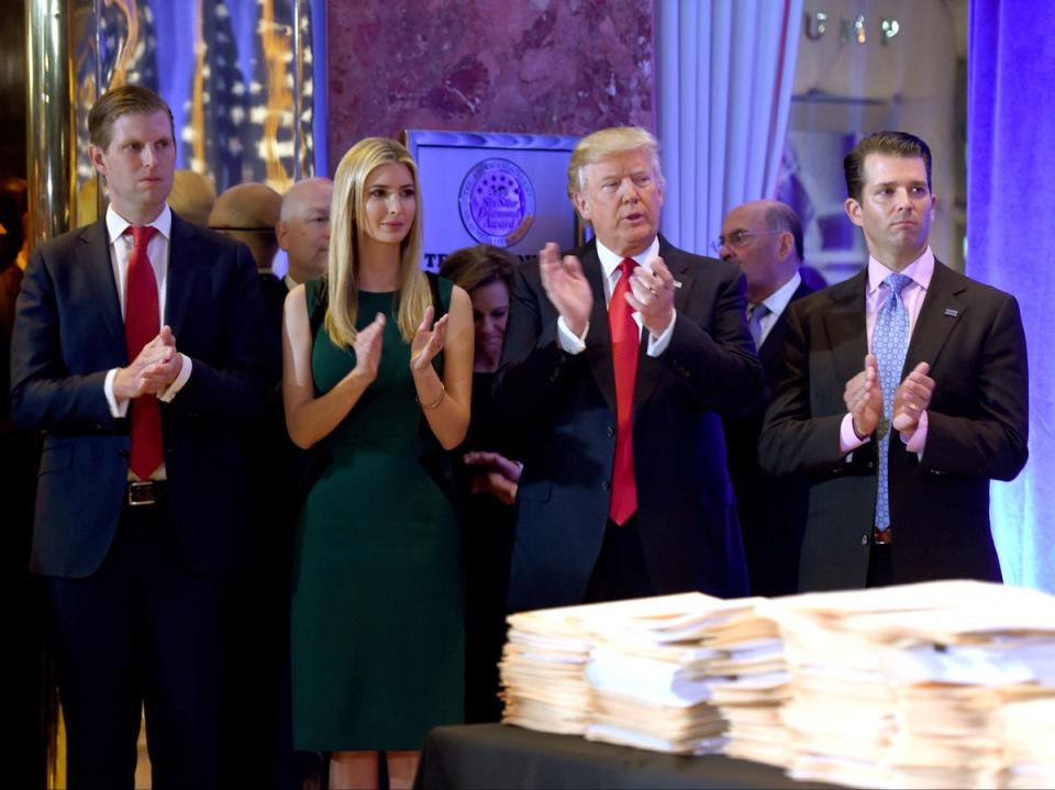 Donald Trump con sus hijos Eric, Ivanka y Donald Jr. llegan a una conferencia de prensa el 11 de enero de 2017 en la Torre Trump. (AFP a través de Getty Images)
