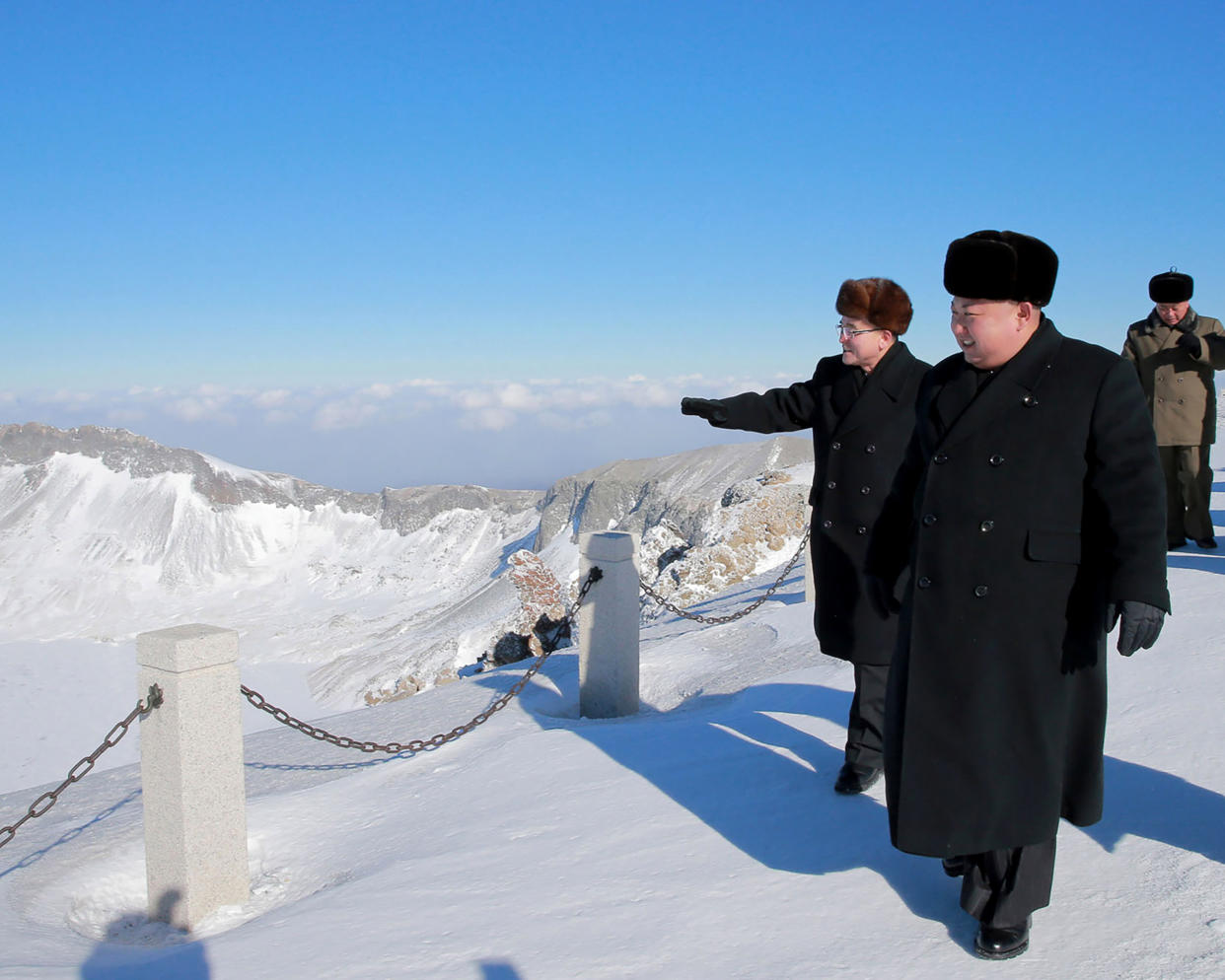 Kim Jong-un (rechts vorne) auf dem Gipfel des Vulkans Paektusan. (Bild: Getty Images)