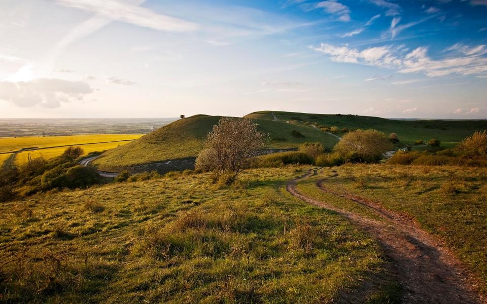 Walking trail to Ivinghoe Beacon in the Chilterns