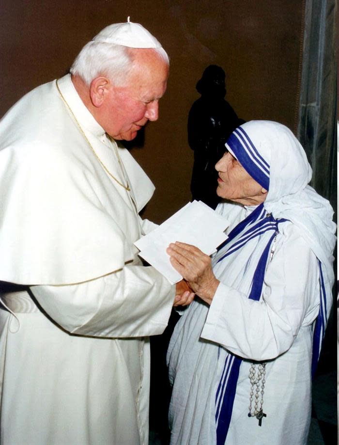 Fotografía del 20 de mayo de 1997 que muestra al papa Juan Pablo II con la Madre Teresa de Calcuta. (EFE)