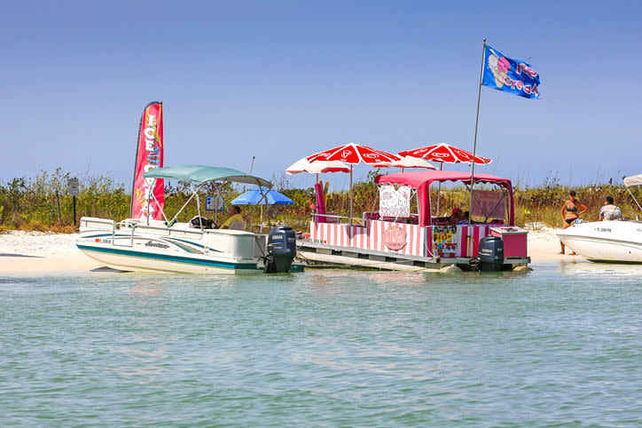 Keewaydin Island and the In the Pink food boat | csfotoimages/Getty Images