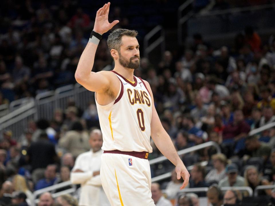 Kevin Love holds up his hand for a high-five as he walks off the court in 2022.