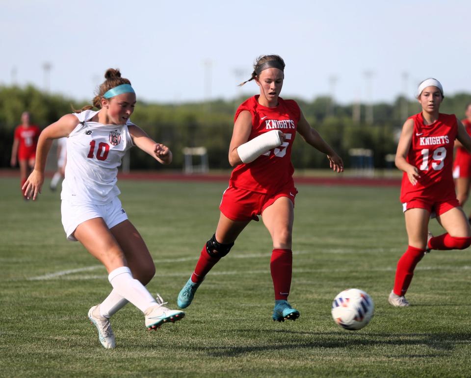 Rylann Law de Chatham Glenwood dispara el primer gol durante la primera mitad de la supersección Clase 2A contra Troy Triad en el Glenwood Athletic Complex el martes 30 de mayo de 2023.