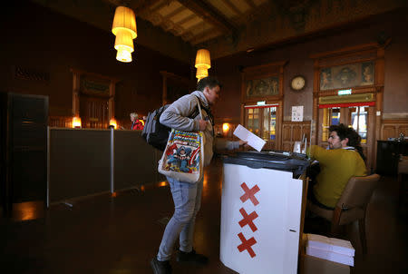 A voter casts their ballot for the European elections at the Central Station in Amsterdam, Netherlands May 23, 2019. REUTERS/Eva Plevier